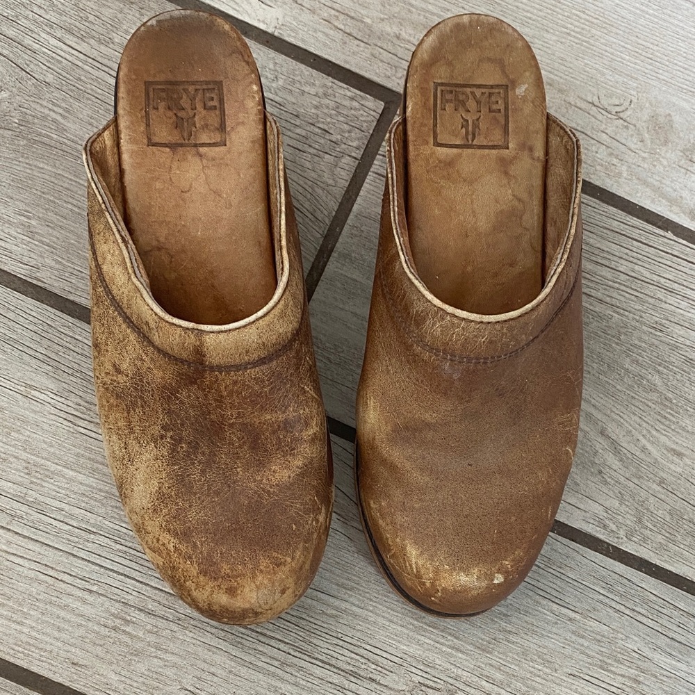 Frye Vintage Tan Leather Clogs
